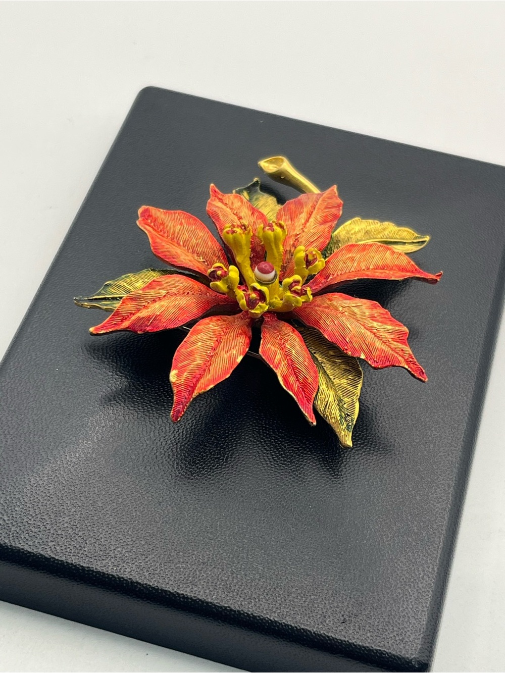 Weiss poinsettia flower red green enamel gold tone brooch pin vintage Christmas - Picture 4 of 15
